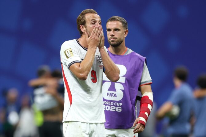 Harry Kane und Jordan Henderson nach der 1:2-Niederlage Englands im WM-2026-Halbfinale gegen Argentinien.