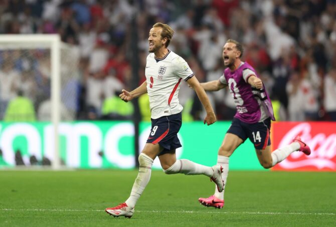 Englands Harry Kane und Jordan Henderson feiern den 3:2-Sieg im WM-2026-Achtelfinale gegen Mexiko. Aufgenommen am 5. Juli 2026 im Mexico City Stadium in Mexiko-Stadt. (Michael Steele / Getty Images South America via Getty Images)