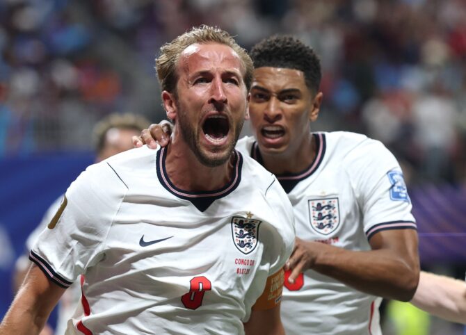 Englands Harry Kane (Nummer 9) bejubelt lautstark mit Jude Bellingham seinen Treffer zum 1:0 gegen die DR Kongo. Die Szene entstand im Sechzehntelfinale der WM 2026 im Atlanta Stadium am 1. Juli 2026. (Richard Pelham / Getty Images)