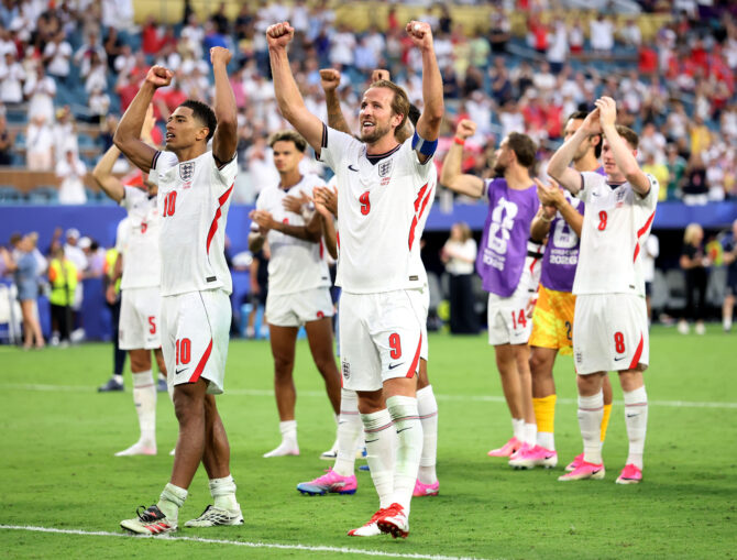 Englands Harry Kane applaudiert nach dem Schlusspfiff in Richtung der Fans im Stadion von Miami Gardens.