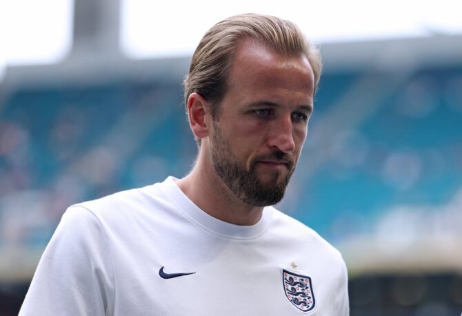 Englands Kapitän Harry Kane begutachtet am 18. Juli 2026 vor dem Spiel um Platz 3 der WM 2026 gegen Frankreich den Rasen im Stadion von Miami Gardens. (Buda Mendes / Getty Images North America via Getty Images)