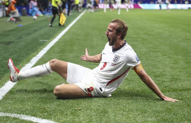 Englands Kapitän Harry Kane (Nummer 9) rutscht jubelnd über den Rasen und feiert seinen Treffer zum 2:0 gegen die DR Kongo. Die Szene entstand im Sechzehntelfinale der WM 2026 im Atlanta Stadium am 1. Juli 2026. (Megan Briggs / Getty Images)