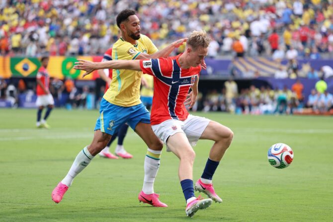 Norwegens Torbjørn Heggem (r.) und Brasiliens Matheus Cunha kämpfen im Achtelfinale der WM 2026 um den Ball, gespielt am 5. Juli 2026 im New York New Jersey Stadium in East Rutherford. (Justin Setterfield / Getty Images North America via Getty Images)