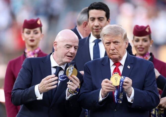 FIFA-Präsident Gianni Infantino und US-Präsident Donald Trump präsentieren nach dem WM-Finale 2026 die Siegermedaillen. (Justin Setterfield / Getty Images North America via Getty Images)