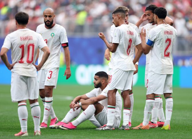 Bittere Szene für Marokko: Mittelfeldspieler Ismael Saibari sitzt nach seiner Verletzung im Achtelfinale der WM 2026 gegen Kanada am Boden, seine Teamkollegen um Kapitän Achraf Hakimi stehen besorgt um ihn herum. Die Partie fand am 4. Juli 2026 im Houston Stadium in Houston statt. Kevin C. Cox / Getty Images North America via Getty Images