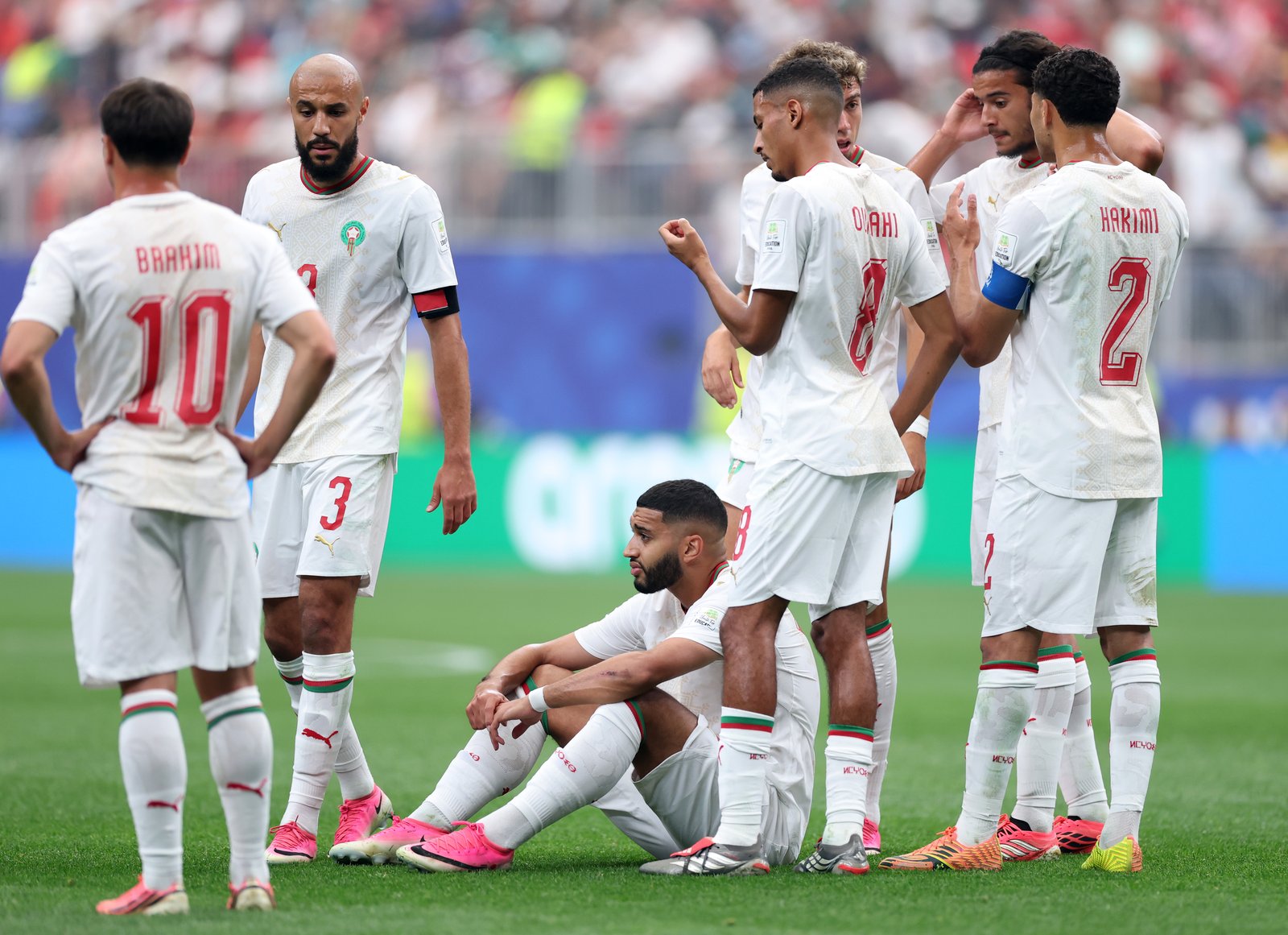 Bittere Szene für Marokko: Mittelfeldspieler Ismael Saibari sitzt nach seiner Verletzung im Achtelfinale der WM 2026 gegen Kanada am Boden, seine Teamkollegen um Kapitän Achraf Hakimi stehen besorgt um ihn herum. Die Partie fand am 4. Juli 2026 im Houston Stadium in Houston statt. Kevin C. Cox / Getty Images North America via Getty Images