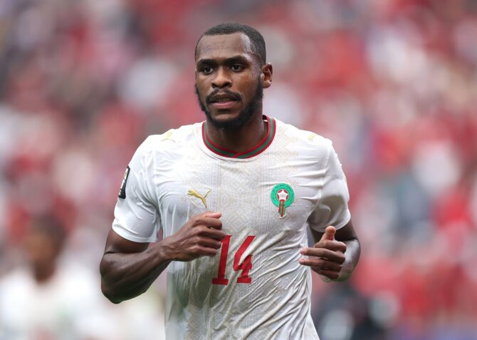 Marokkos Innenverteidiger Issa Diop beobachtet das Geschehen beim Achtelfinale der WM 2026 gegen Gastgeber Kanada, das die Nordafrikaner am 4. Juli 2026 im Houston Stadium mit 3:0 gewannen. (Kevin C. Cox / Getty Images North America via Getty Images)