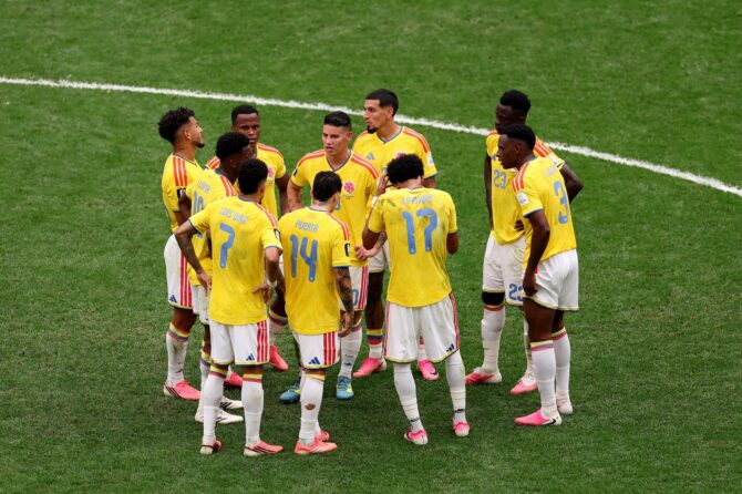 Kolumbiens Kapitän James Rodríguez schwört seine Teamkollegen im Achtelfinale der WM 2026 gegen die Schweiz am 7. Juli 2026 im BC Place in Vancouver ein. (Luke Hales / Getty Images North America via Getty Images)