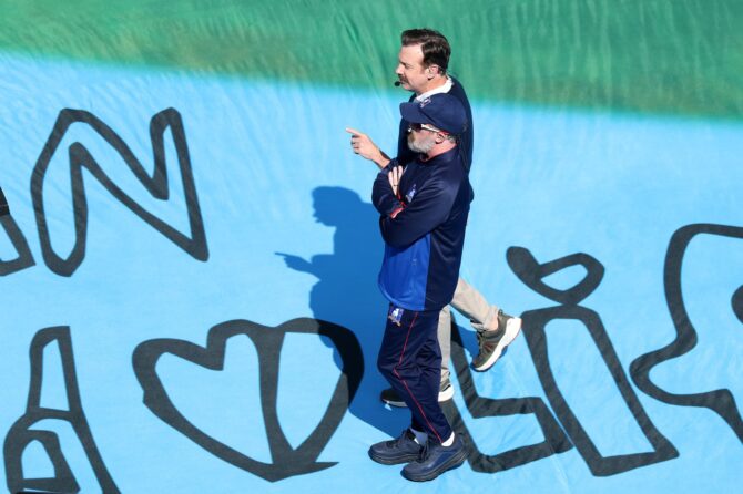 Schauspieler Jason Sudeikis spricht während der Halbzeitshow des WM-Finales 2026 zwischen Spanien und Argentinien am 19. Juli 2026 im MetLife Stadium. (Kevin C. Cox / Getty Images North America via Getty Images)