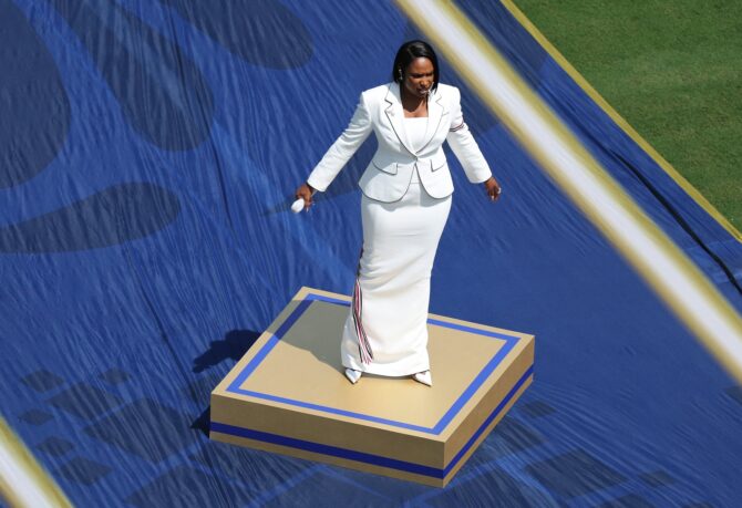Jennifer Hudson singt vor dem WM-Finale 2026 zwischen Spanien und Argentinien am 19. Juli 2026 im MetLife Stadium die US-Nationalhymne. (Kevin C. Cox / Getty Images North America via Getty Images)