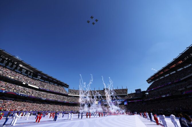 Kampfjets überfliegen in Formation das Philadelphia Stadium, während unten Feuerwerk zur 4.-Juli-Zeremonie vor dem WM-2026-Achtelfinale zwischen Paraguay und Frankreich gezündet wird. Aufgenommen am 4. Juli 2026 in Philadelphia. Justin Setterfield / Getty Images North America via Getty Images