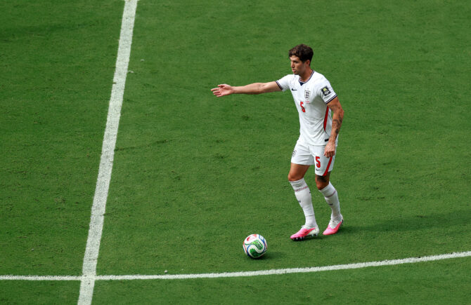 MIAMI GARDENS, USA - 11. Juli 2026: Englands John Stones kontrolliert den Ball im Viertelfinale der WM 2026 gegen Norwegen im Miami Stadium in Miami Gardens, Florida. (Foto: Elsa/Getty Images)