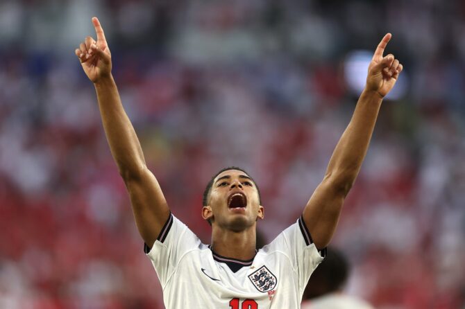 Jude Bellingham feiert den 2:1-Sieg Englands nach Verlaengerung im Viertelfinale der WM 2026 gegen Norwegen, am 11. Juli im Hard Rock Stadium von Miami. (Dustin Satloff / Getty Images for Rexona via Getty Images)