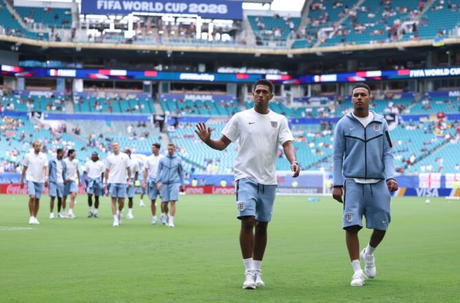 Jude Bellingham und Morgan Rogers begutachten am 18. Juli 2026 vor dem Spiel um Platz 3 der WM 2026 gegen Frankreich den Rasen im Stadion von Miami Gardens. (Buda Mendes / Getty Images North America via Getty Images)