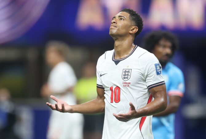 Englands Jude Bellingham (Nummer 10) reagiert enttäuscht, nachdem sein Kopfball von Torhüter Lionel Mpasi der DR Kongo pariert wurde. Die Szene entstand im Sechzehntelfinale der WM 2026 zwischen England und der DR Kongo im Atlanta Stadium am 1. Juli 2026. (Richard Pelham / Getty Images)