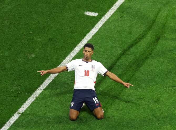 Englands Jude Bellingham trifft im WM-2026-Achtelfinale gegen Mexiko zum zweiten Treffer der englischen Nationalmannschaft. Aufgenommen am 5. Juli 2026 im Mexico City Stadium in Mexiko-Stadt. (Darrian Traynor / Getty Images South America via Getty Images)