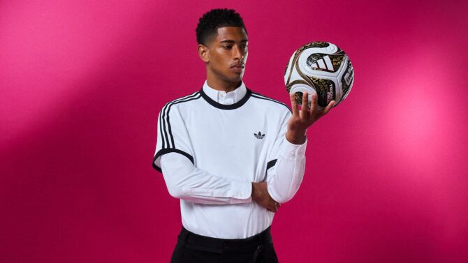 Englands Mittelfeldstar Jude Bellingham präsentiert den adidas TRIONDA FINAL. Mit den Three Lions steht Bellingham bereits im Viertelfinale der WM 2026. (Copyright adidas)