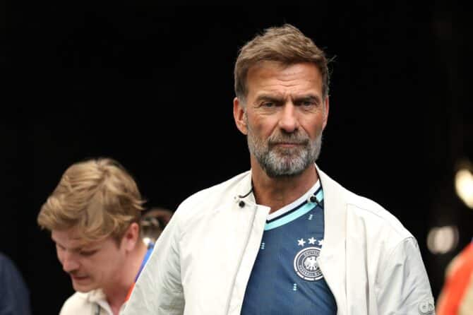 Jürgen Klopp verfolgt im DFB-Trikot als TV-Experte das WM-2026-Gruppenspiel zwischen Deutschland und Curaçao im Houston Stadium am 14. Juni 2026. Wenige Wochen später wird der frühere Erfolgstrainer zum neuen Bundestrainer berufen. (Alexander Hassenstein / Getty Images via AFP)