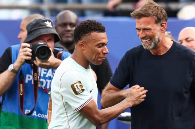 Frankreichs Kylian Mbappé (links) und Jürgen Klopp im Gespräch nach dem WM-2026-Viertelfinale zwischen Frankreich und Marokko im Boston Stadium in Foxborough am 9. Juli 2026. (Franck Fife / AFP)