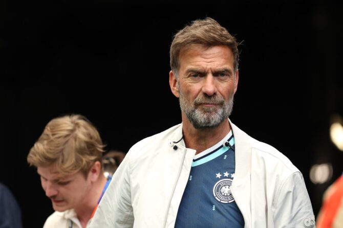 Jürgen Klopp verfolgt das Gruppenspiel der Gruppe E zwischen Deutschland und Curaçao bei der Fußball-Weltmeisterschaft 2026. Die Partie fand am 14. Juni 2026 im Houston Stadium in Houston, Texas, statt. Alexander Hassenstein / Getty Images