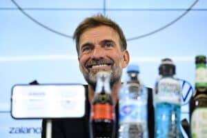 Jürgen Klopp strahlt bei seiner Vorstellung als neuer Bundestrainer auf der Pressekonferenz des Deutschen Fußball-Bundes am DFB-Campus in Frankfurt am Main am 24. Juli 2026. Klopp tritt sein Amt am 15. August an und unterschrieb einen Vertrag bis 2030. (Copyright AFP/John MacDougall)