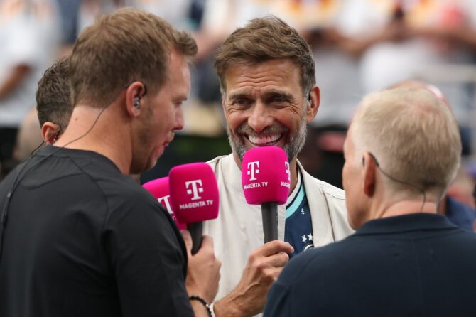 Jürgen Klopp lacht als TV-Experte im MagentaTV-Interview mit Bundestrainer Julian Nagelsmann (links) am Spielfeldrand des Gruppe-E-Spiels der WM 2026 zwischen Deutschland und Curaçao im Houston Stadium am 14. Juni 2026 in Houston. (Alexander Hassenstein / Getty Images)