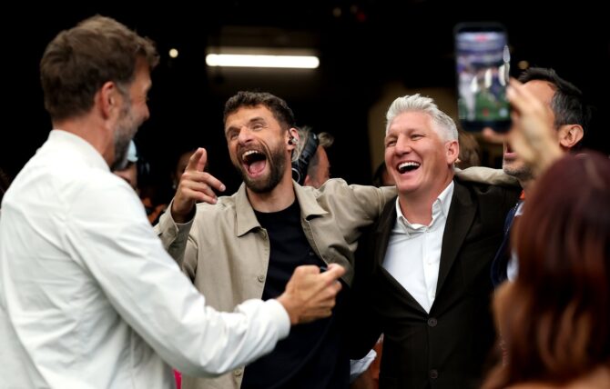 Jürgen Klopp, Thomas Müller und Bastian Schweinsteiger im Gespräch beim WM-2026-Gruppenspiel zwischen Deutschland und Curaçao am 14. Juni 2026 im Houston Stadium. (Alexander Hassenstein / Getty Images)