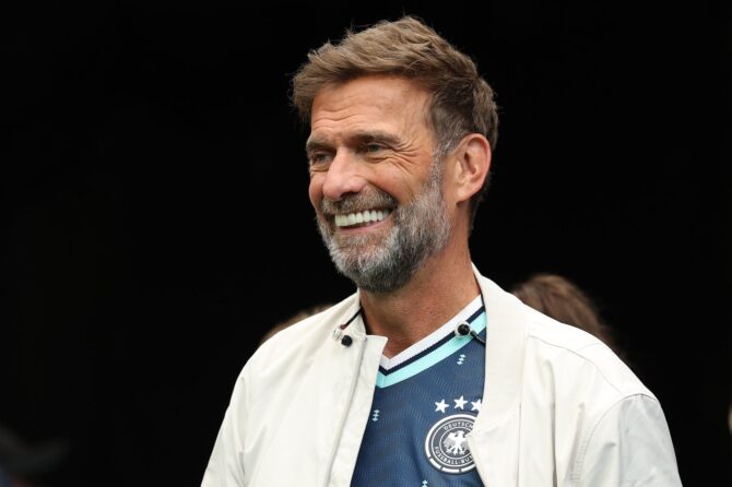 Jürgen Klopp lächelt als TV-Experte beim Gruppe-E-Spiel der WM 2026 zwischen Deutschland und Curaçao im Houston Stadium am 14. Juni 2026 in Houston. (Alexander Hassenstein / Getty Images)