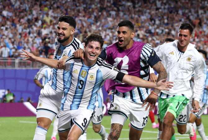 Julián Álvarez jubelt mit argentinischen Mitspielern nach seinem Treffer im WM-Viertelfinale gegen die Schweiz