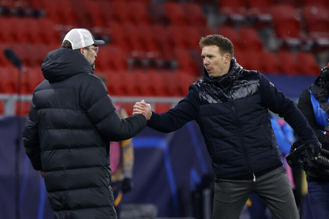 Julian Nagelsmann, damals Trainer von RB Leipzig, und Jürgen Klopp, Trainer des FC Liverpool, begrüßen sich nach dem Champions-League-Achtelfinale am 16. Februar 2021 in der Puskás Aréna in Budapest. (Foto: Laszlo Szirtesi/Getty Images)