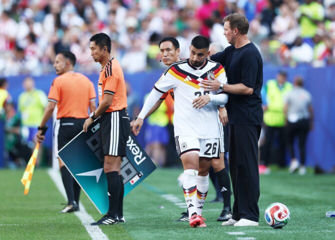 Bundestrainer Julian Nagelsmann umarmt Deniz Undav nach dessen Auswechslung im Sechzehntelfinale der WM 2026 zwischen Deutschland und Paraguay. Aufgenommen im Boston Stadium am 29. Juni 2026 in Foxborough, Massachusetts. (Megan Briggs / Getty Images)