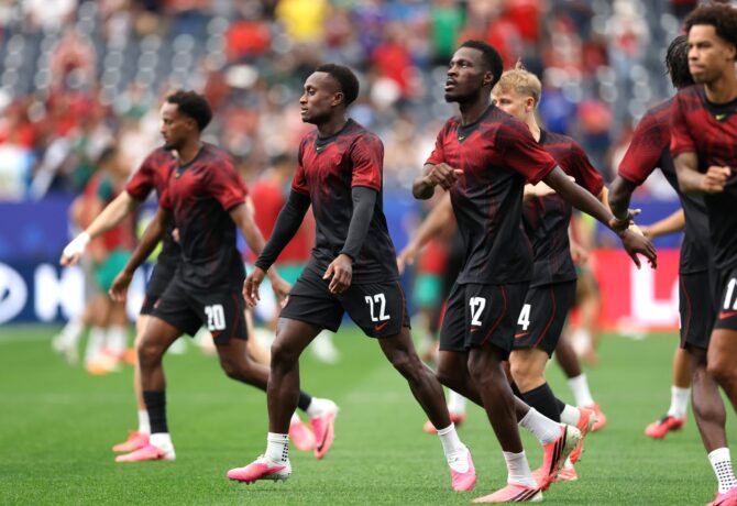Die Spieler der kanadischen Nationalmannschaft wärmen sich vor dem Achtelfinale der WM 2026 gegen Marokko auf. Die Partie fand am 4. Juli 2026 im Houston Stadium in Houston, Texas statt. Molly Darlington / Getty Images North America via Getty Images