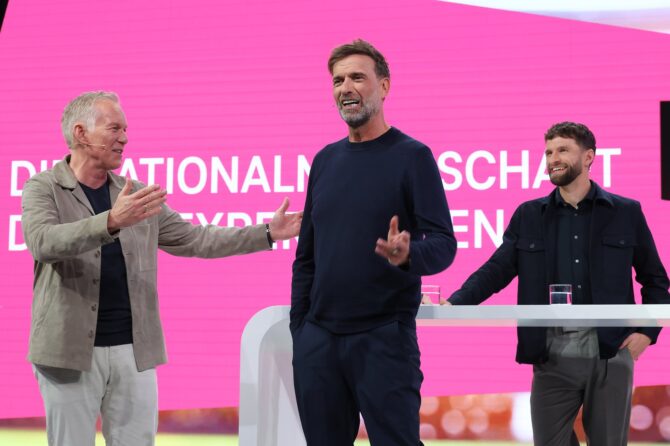 Moderator Johannes B. Kerner stellt gemeinsam mit Jürgen Klopp und Thomas Müller das MagentaTV-Team für die WM 2026 am 23. März 2026 in Ismaning vor. (Alexander Hassenstein / Getty Images Europe via Getty Images)