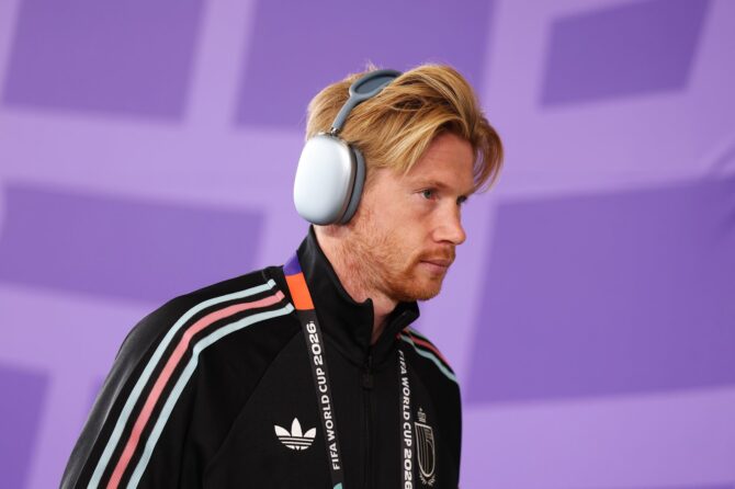 Belgiens Kapitän Kevin De Bruyne trifft mit Kopfhörern am Stadion ein, bevor das Sechzehntelfinale der WM 2026 gegen Senegal beginnt. Aufgenommen im Seattle Stadium am 1. Juli 2026 in Seattle. (Fran Santiago / Getty Images)