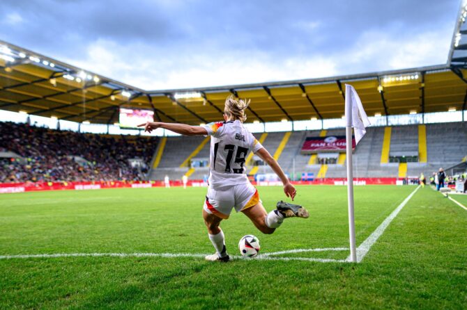 Die deutsche Nationalspielerin Klara Bühl beim Länderspiel der DFB-Frauen gegen Island am 9. April 2024 im Tivoli in Aachen. (Copyright Depositphotos.com)