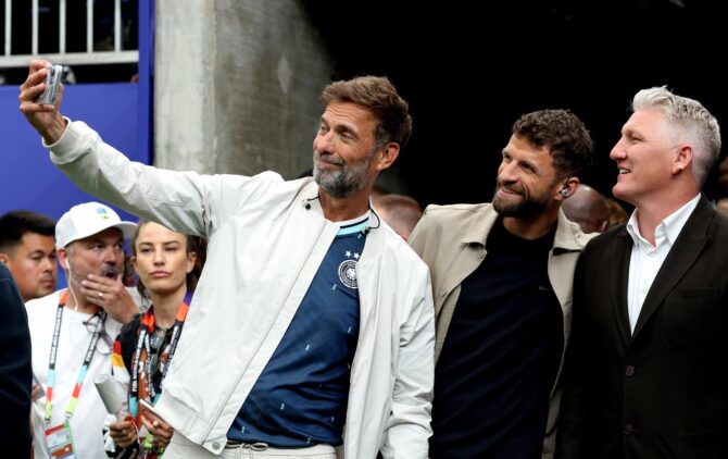 Jürgen Klopp macht ein Selfie mit Thomas Müller (Mitte) und Bastian Schweinsteiger vor dem Gruppe-E-Spiel der WM 2026 zwischen Deutschland und Curaçao im Houston Stadium am 14. Juni 2026 in Houston. (Alexander Hassenstein / Getty Images)