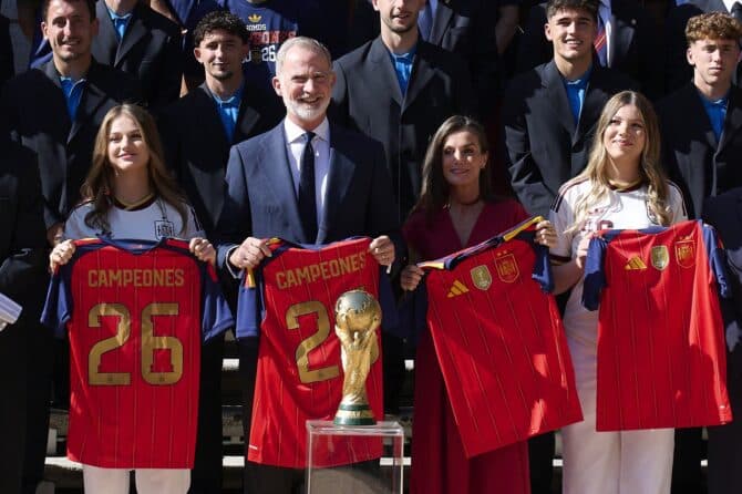 Kronprinzessin Leonor, König Felipe VI., Königin Letizia und Prinzessin Sofía bekommen beim Empfang der spanischen Weltmeister im Zarzuela-Palast am 20. Juli 2026 in Madrid Trikots überreicht. (Carlos Alvarez / Getty Images Europe via Getty Images)