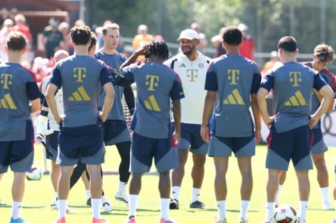 Bayern-Trainer Vincent Kompany spricht am 28. Juli 2026 im Stadion am Birkenmoos in Rottach-Egern zu seiner Mannschaft, direkt neben ihm steht Torwart Manuel Neuer. Der Rekordmeister bereitet sich im oberbayerischen Sommertrainingslager auf die neue Saison vor. (Alexander Hassenstein / Getty Images Europe via Getty Images)