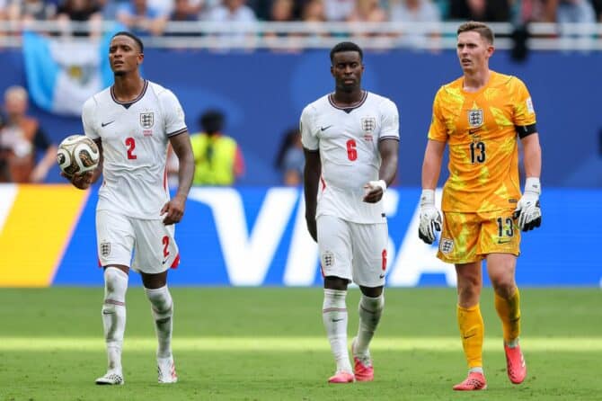 Ezri Konsa, Marc Guéhi und Torhüter Dean Henderson reagieren am 18. Juli 2026 im Stadion von Miami Gardens enttäuscht auf das dritte französische Tor im Spiel um Platz 3 der WM 2026. (Luke Hales / Getty Images North America via Getty Images)