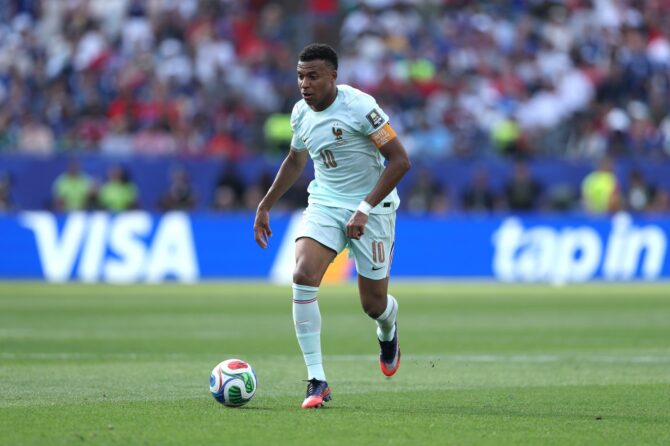 Frankreichs Kylian Mbappé behauptet den Ball im Viertelfinale der WM 2026 gegen Marokko am 9. Juli 2026 im Boston Stadium in Foxborough. (Molly Darlington / Getty Images North America via Getty Images)