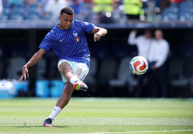 Frankreichs Superstar Kylian Mbappé wärmt sich vor dem Viertelfinale der WM 2026 gegen Marokko am 9. Juli 2026 im Boston Stadium in Foxborough auf. (Kevin C. Cox / Getty Images North America via Getty Images)