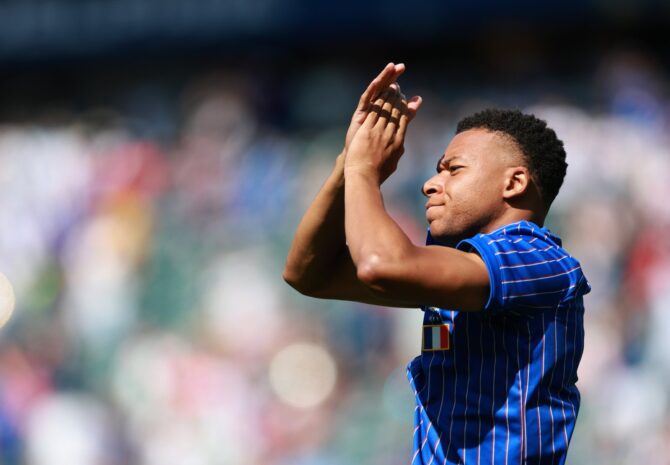 Frankreichs Superstar Kylian Mbappé applaudiert den Fans beim Aufwärmen vor dem Achtelfinale der WM 2026 gegen Paraguay. Die Partie fand am 4. Juli 2026 im Philadelphia Stadium in Philadelphia, Pennsylvania statt. Elsa / Getty Images North America via Getty Images