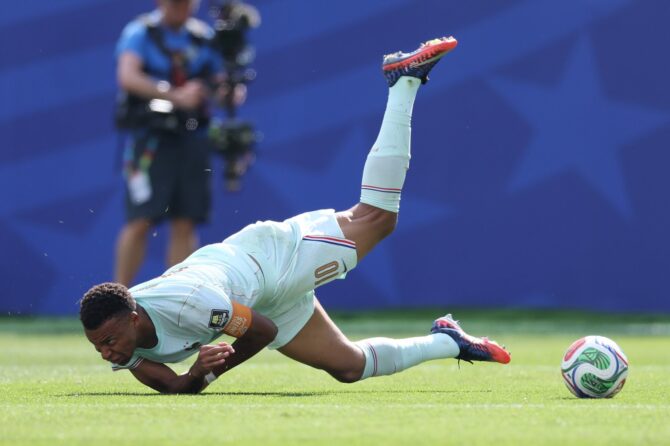 Frankreichs Kylian Mbappé reagiert, nachdem er im Strafraum von Marokkos Noussair Mazraoui gefoult wurde, was zu einem Elfmeter für Frankreich führte, im Viertelfinale der WM 2026 am 9. Juli 2026 im Boston Stadium in Foxborough. (Kevin C. Cox / Getty Images North America via Getty Images)