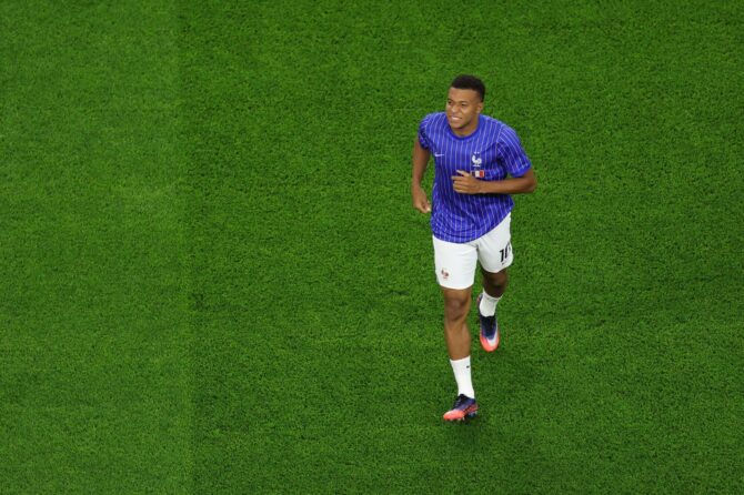Frankreichs Starstürmer Kylian Mbappé wärmt sich vor dem WM-Halbfinale gegen Spanien im Dallas Stadium in Arlington, Texas, am 14. Juli 2026 auf. (Kevin C. Cox / Getty Images)