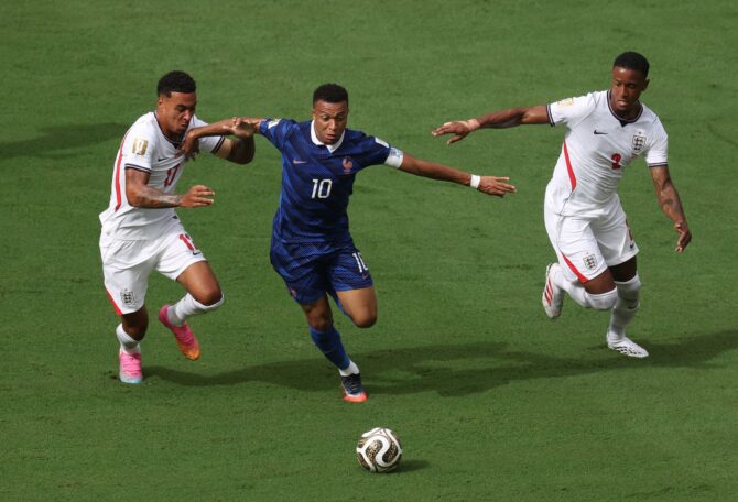 Kylian Mbappé behauptet am 18. Juli 2026 im Stadion von Miami Gardens den Ball gegen die Engländer Ezri Konsa und Morgan Rogers. Frankreich und England trafen dort im Spiel um Platz 3 der WM 2026 aufeinander. (Jamie Squire / Getty Images North America via Getty Images)