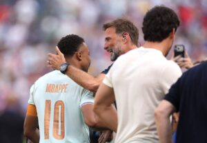 Kylian Mbappe wird nach dem 2:0-Sieg Frankreichs im Viertelfinale der WM 2026 gegen Marokko von Juergen Klopp beglueckwuenscht, am 9. Juli im Boston Stadium. (Lars Baron / Getty Images North America via Getty Images)