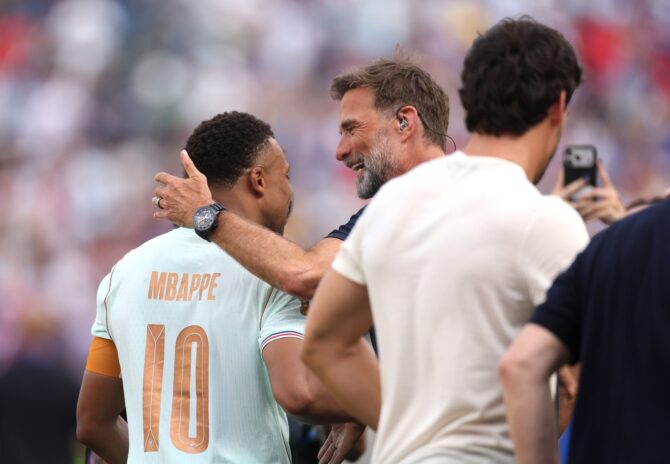 Kylian Mbappe wird nach dem 2:0-Sieg Frankreichs im Viertelfinale der WM 2026 gegen Marokko von Juergen Klopp beglueckwuenscht, am 9. Juli im Boston Stadium. (Lars Baron / Getty Images North America via Getty Images)