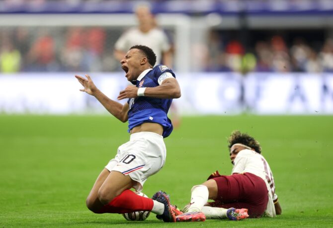Frankreichs Kylian Mbappé und Spaniens Lamine Yamal kämpfen im WM-Halbfinale um den Ball, gespielt im Dallas Stadium in Arlington, Texas, am 14. Juli 2026. (Lars Baron / Getty Images)