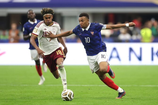 Frankreichs Kylian Mbappé im Zweikampf mit Spaniens Lamine Yamal im Halbfinale der Fußball-Weltmeisterschaft 2026. Das Duell fand am 14. Juli 2026 im Dallas Stadium in Arlington, Texas, statt. Lars Baron / Getty Images