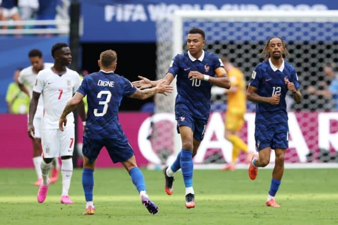 Kylian Mbappé feiert am 18. Juli 2026 im Stadion von Miami Gardens gemeinsam mit Lucas Digne das dritte französische Tor im Spiel um Platz 3 der WM 2026 gegen England. (Luke Hales / Getty Images North America via Getty Images)